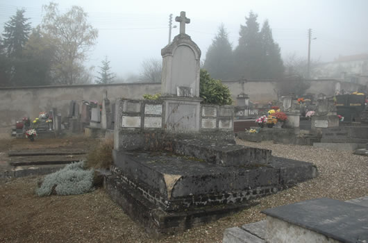 détail de la tombe de la famille  THIBALLIER (de)